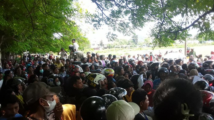 Ribuan warga antre minyak tanah di Lapangan Sitarda Kupang Sabtu (26/11/2022).