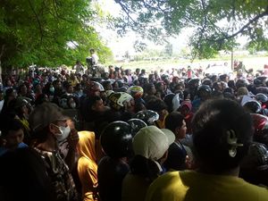 Antrean Horor Ribuan Warga Kupang Demi Minyak Tanah