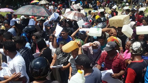 Warga Kupang berdesakan sembari membawa jeriken demi minyak tanah, Sabtu (26/11/2022).