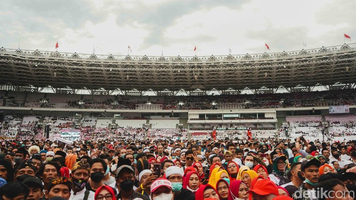 Relawan Presiden Joko Widodo yang terhimpun dalam Gerakan Nusantara Bersatu bertemu Jokowi di Stadion Gelora Bung Karno (GBK), Jakarta Pusat, Sabtu (26/11/2022).