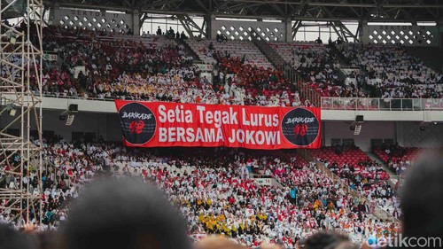 Relawan Presiden Joko Widodo yang terhimpun dalam Gerakan Nusantara Bersatu bertemu Jokowi di Stadion Gelora Bung Karno (GBK), Jakarta Pusat, Sabtu (26/11/2022).