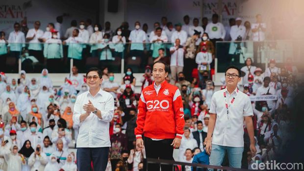 Relawan Presiden Joko Widodo yang terhimpun dalam Gerakan Nusantara Bersatu bertemu Jokowi di Stadion Gelora Bung Karno (GBK), Jakarta Pusat, Sabtu (26/11/2022).