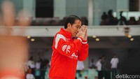 Tiba di GBK pukul 08.20 WIB, Jokowi disambut riuh tepuk tangan para relawan.