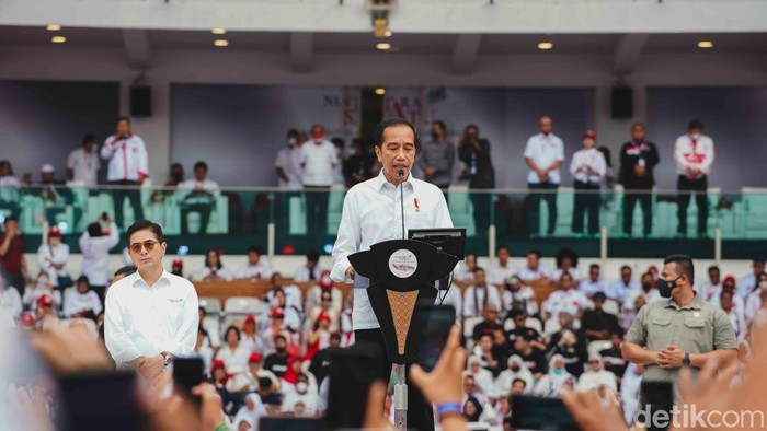 Relawan Presiden Joko Widodo yang terhimpun dalam Gerakan Nusantara Bersatu bertemu Jokowi di Stadion Gelora Bung Karno (GBK), Jakarta Pusat, Sabtu (26/11/2022).