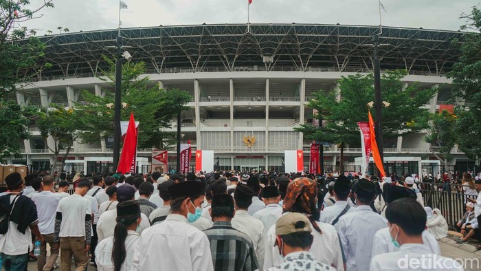 Antusias Relawan Penuhi GBK untuk Bertemu Jokowi Relawan Presiden Joko Widodo yang terhimpun dalam Gerakan Nusantara Bersatu bertemu Jokowi di Stadion Gelora Bung Karno (GBK), Jakarta Pusat, Sabtu (26/11/2022).