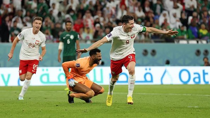 AL RAYYAN, QATAR - NOVEMBER 26: Robert Lewandowski of Poland celebrates after scoring their teams second goal during the FIFA World Cup Qatar 2022 Group C match between Poland and Saudi Arabia at Education City Stadium on November 26, 2022 in Al Rayyan, Qatar. (Photo by Lars Baron/Getty Images)