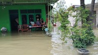 Banjir masuk rumah warga/Foto: Ainur Rofiq/detikJatim