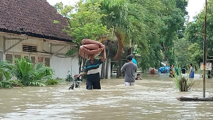 Hari kedua. Banjir luapan Sungai Pacal masih merendam ribuan rumah warga di Bojonegoro.