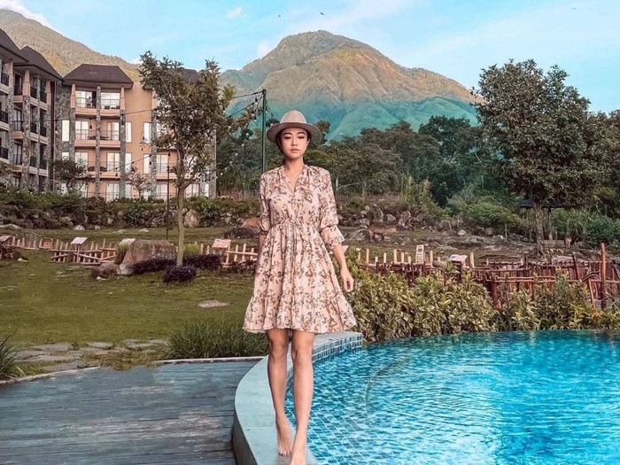 Baobab Safari Resort berada di dalam Kompleks Taman Safari Prigen, Pasuruan. Resort ini menawarkan sesuatu yang beda, di mana satwa liar ada di sekitar resort.