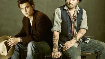 Johnny Depp terlihat seperti sedang foto dengan adiknya ya. Foto: (Bored Panda)