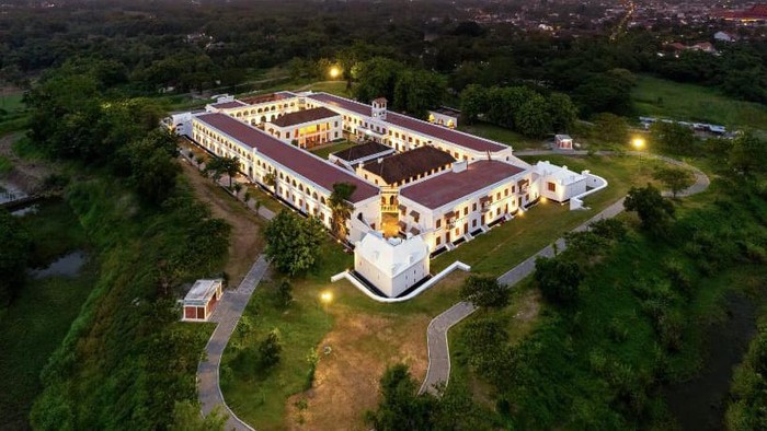 Benteng Van den Bosch atau biasa disebut Benteng Pendem Benteng Van den Bosch atau biasa disebut Benteng Pendem
