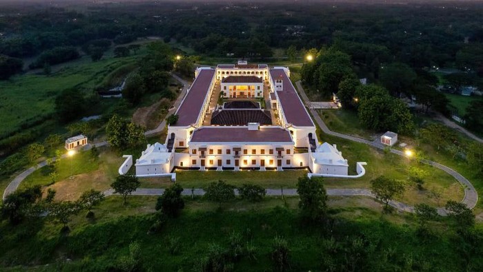 Benteng Van den Bosch atau biasa disebut Benteng Pendem
