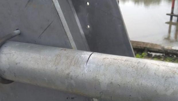Besi jembatan yang hendak dicuri maling di Kelurahan Sicanang, Medan