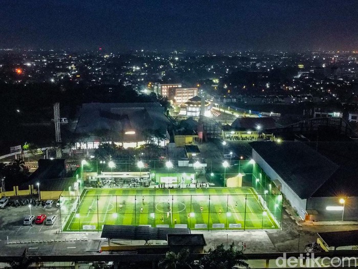 Sejumlah pesepakbola amatir bermain mini soccer di H2 Rooftop Mini Soccer di Mal Icon Walk Tangerang, Banten, Jumat (25/11/2022).