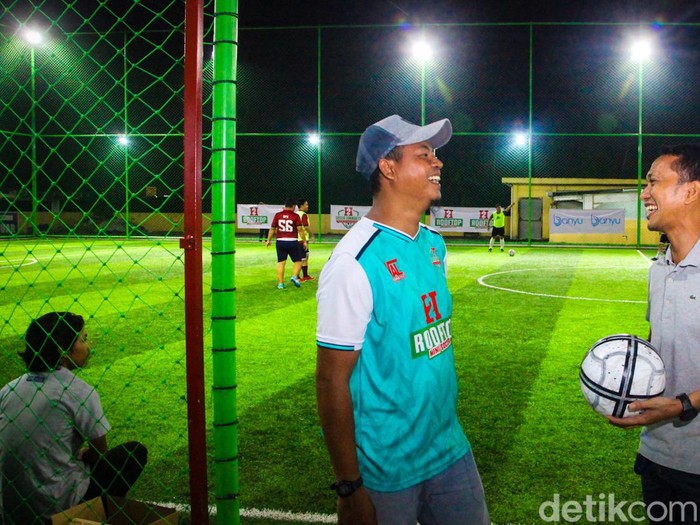 Sejumlah pesepakbola amatir bermain mini soccer di H2 Rooftop Mini Soccer di Mal Icon Walk Tangerang, Banten, Jumat (25/11/2022).