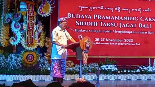 Gubernur Bali Wayan Koster saat memberikan sambutan di acara Pasamuan Agung Kebudayaan Bali Tahun 2022 di Art Center Denpasar, Bali pada Sabtu (26/11/2022)
