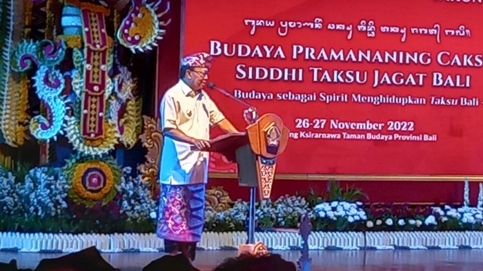 Gubernur Bali Wayan Koster saat memberikan sambutan di acara Pasamuan Agung Kebudayaan Bali Tahun 2022 di Art Center Denpasar, Bali pada Sabtu (26/11/2022)