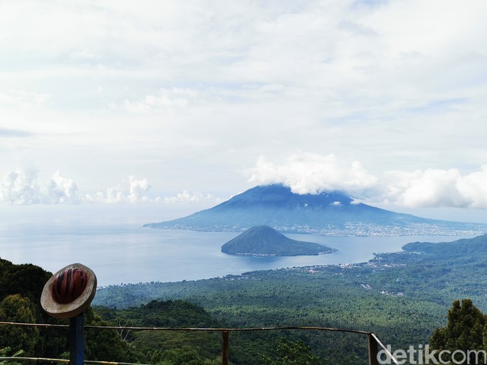 Bukit Lona di Puncak Pulau Tidore