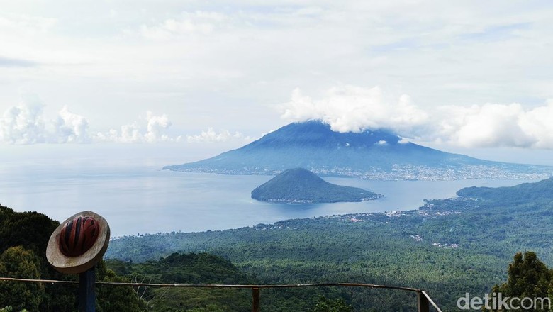 Bukit Lona di Puncak Pulau Tidore Bukit Lona di Puncak Pulau Tidore