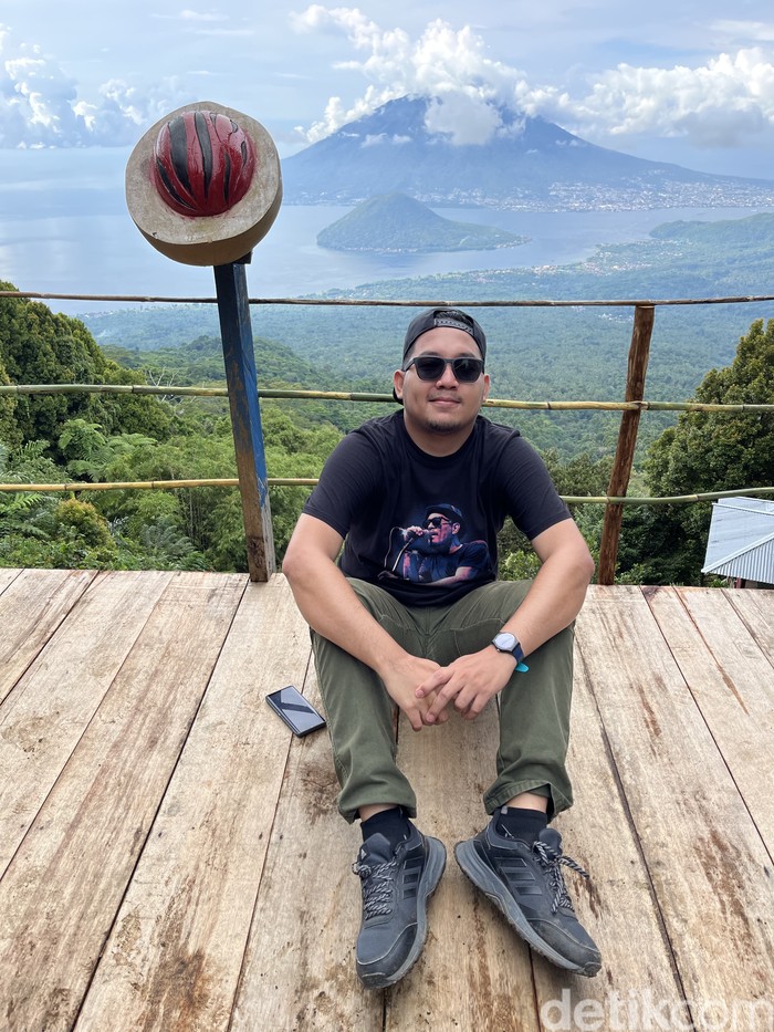 Bukit Lona di Puncak Pulau Tidore Bukit Lona di Puncak Pulau Tidore