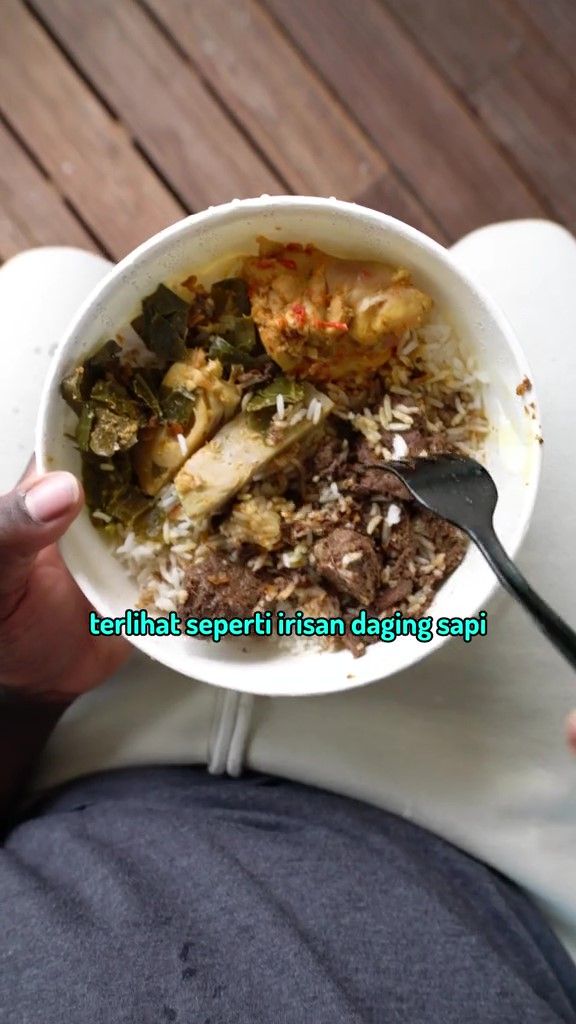 Cicip Nasi Padang Pertama Kali, Bule Ini Jatuh Cinta hingga Beri Nilai 9,5!