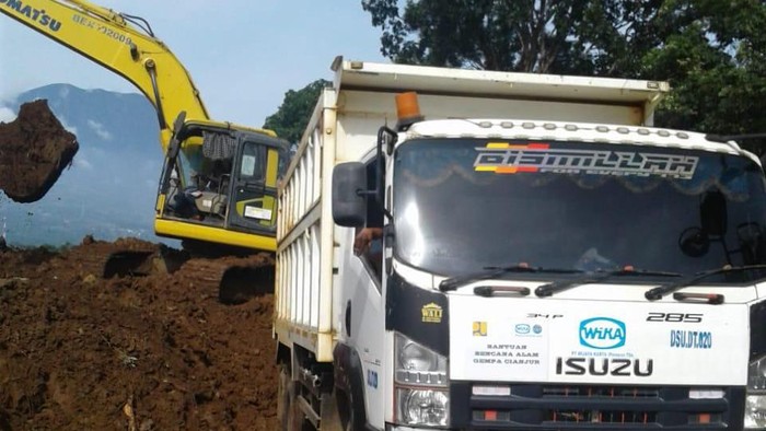 BUMN Turun Lapangan Bantu Korban Gempa Cianjur WIKA Grup melalui unit Tanggung Jawab Sosial dan Lingkungan (TJSL) menyalurkan sejumlah bantuan untuk korban gempa Cianjur. Bantuan antara lain berupa alat berat maupun kebutuhan logistik pada para korban yang terdampak tiba dengan selamat di Posko BUMN. (Dok. WIKA)