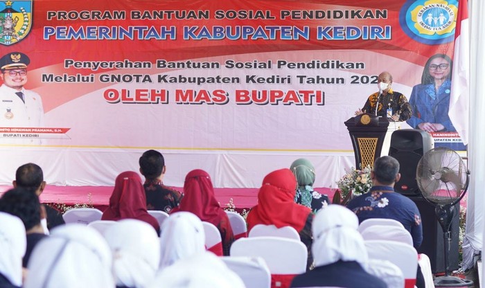 Bupati Kediri Hanindhito Himawan Pramana mengucurkan bantuan sosial pendidikan tahap kedua kepada ribuan pelajar dan mahasiswa di Kabupaten Kediri, Kamis (24/11).
