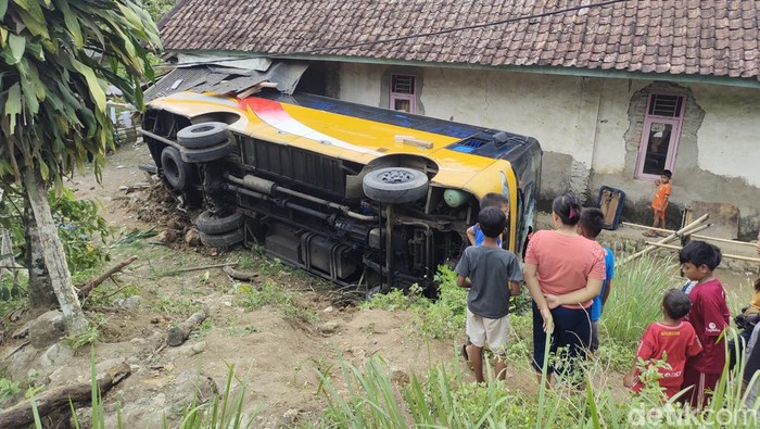 Bus rombongan Untirta terguling di Lebak, Banten pada Jumat (25/11/2022). Seluruh penumpang dalam bus tersebut selamat, hanya mengalami luka ringan.