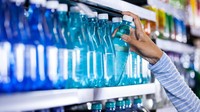 Air putih kemasan umumnya mengandung kadar bisphenol A yang biasanya ditemukan dalam botol palstik. Kandungan ini dapat menyebabkan disfungsi ereksi pada pria serta menurunkan jumlah sperma dan vitalitas. Foto: Iustrasi iStock