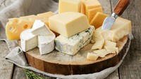  Keju memiliki kalsium yang tinggi tapi berpotensi mengganggu produksi hormon alami dalam tubuh, termasuk estrogen dan testosteron. Foto: Iustrasi iStock