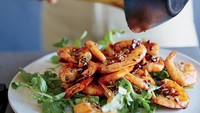 Sebagian besar udang yang dijual di pasar atau supermarket mengandung pestisida untuk menjaga warna udang tetap segar. Pestisida ini dapat meniru kadar estrogen dalam tubuh. Foto: Iustrasi iStock
