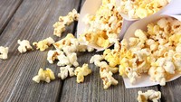 Hindari mengonsumsi popcorn yang diproses microwave terlalu sering karena dalam lapisan kemasan popcorn mengandung senyawa kimia seperti asam perfluorooctanoic. Kandungan ini menghancurkan gairah seksual. Foto: Iustrasi iStock