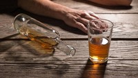 Menurut Michael Hirt selaku pemilik dari Center for Integrative Medicine di California, minuman beralkohol dapat menurunkan testosteron dan fungsi seksual seseorang. Foto: Iustrasi iStock