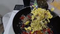 Melalui kanal YouTubenya, Celine Evangelista pernah membagikan keseruannya saat memasak bersama anak-anaknya di dapur. Foto: YouTube Celine Evangelista
