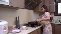 Untuk area memasaknya, mejanya didominasi warna cream. Di bagian atasnya terdapat rak-rak untuk menaruh perlaatan masak dan peralatan makan. Foto: YouTube Celine Evangelista