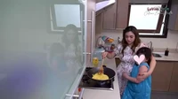 Saat memasak di dapur, Celine Evangelista pasti selalu mengajak anak-anaknya. Celine Evangelista mengajarkan untuk membuat telur orak-arik. Foto: YouTube Celine Evangelista