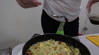 Dengan dapur yang minimalis, membuat suasana memasak bersama anak-anaknya. Seperti momen saat membuat kue ini, semua peralatan dan bahan tertata rapi. Foto: YouTube Celine Evangelista