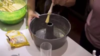 Tak hanya itu, Celine Evangelista juga sering mengajak anak-anaknya untuk membuat kue. Ia meminta bantuan anaknya untuk mengolesi mentega ke loyang. Foto: YouTube Celine Evangelista