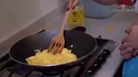 Membuat telur orak-arik, netizen salah fokus dengan wajan anti lengket yang digunakan. Untuk spatulanya ia menggunakan yang kayu. Foto: YouTube Celine Evangelista