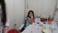 Di bagian dapurnya juga terdapat meja lebar berwarna putih. Meja tersebut biasa digunakan untuk menyiapkan bahan atau bisa juga untuk makan bersama. Foto: YouTube Celine Evangelista