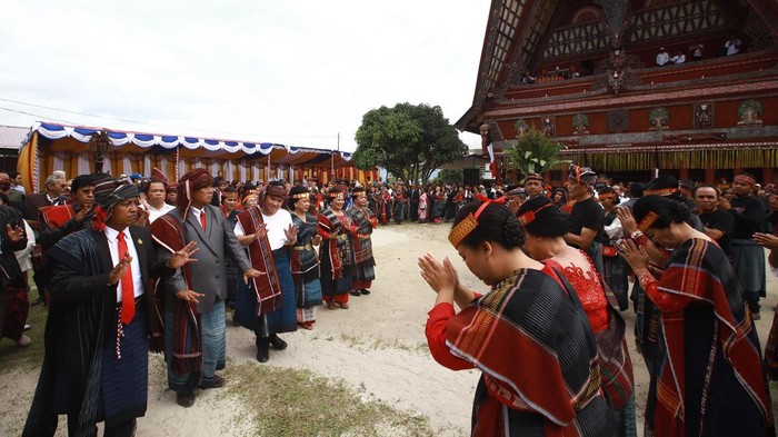 JAKARTA,26/11-ERIK TOHIR SAH JADI ORANG BATAK. Menteri BUMN Erick Tohir saat mengikuti prosesesi Mangai Marga di acara Tao Toba Heritage Fest, Lopo Inn, Tomok, Kabupaten Samosir, Sumatera Utara, Sabtu (26/11/2022). Dalam prosesi adat tersebut Menteri BUMN Erick Tohir sah menjadi orang Batak dengan menyandang marga Sidabutar. Dalam kesempatan itu, Erick mengaku bangga bisa menjadi bagian dari Bangso Batak. Bangsa yang terkenal kaya akan budaya, penuh sejarah dengan masyarakat kekeluargaan yang kerja keras. Rangkaian acara diawali dengan kebaktian lalu mangalahat horbo dipadu iringan tor tor. prosesi dihadiri keluarga Sidabutar di Tomok.