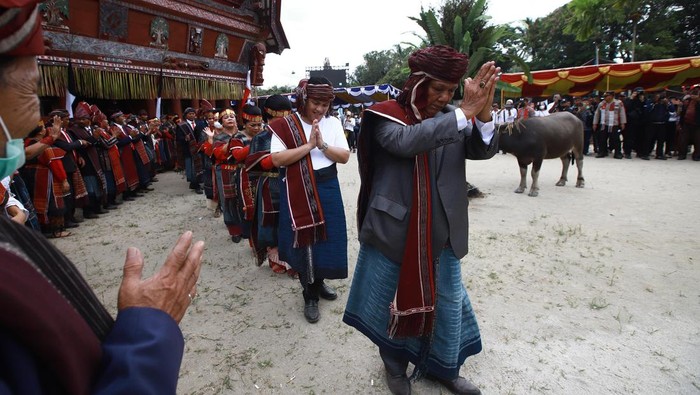 JAKARTA,26/11-ERIK TOHIR SAH JADI ORANG BATAK. Menteri BUMN Erick Tohir saat mengikuti prosesesi Mangai Marga di acara Tao Toba Heritage Fest, Lopo Inn, Tomok, Kabupaten Samosir, Sumatera Utara, Sabtu (26/11/2022). Dalam prosesi adat tersebut Menteri BUMN Erick Tohir sah menjadi orang Batak dengan menyandang marga Sidabutar. Dalam kesempatan itu, Erick mengaku bangga bisa menjadi bagian dari Bangso Batak. Bangsa yang terkenal kaya akan budaya, penuh sejarah dengan masyarakat kekeluargaan yang kerja keras. Rangkaian acara diawali dengan kebaktian lalu mangalahat horbo dipadu iringan tor tor. prosesi dihadiri keluarga Sidabutar di Tomok.