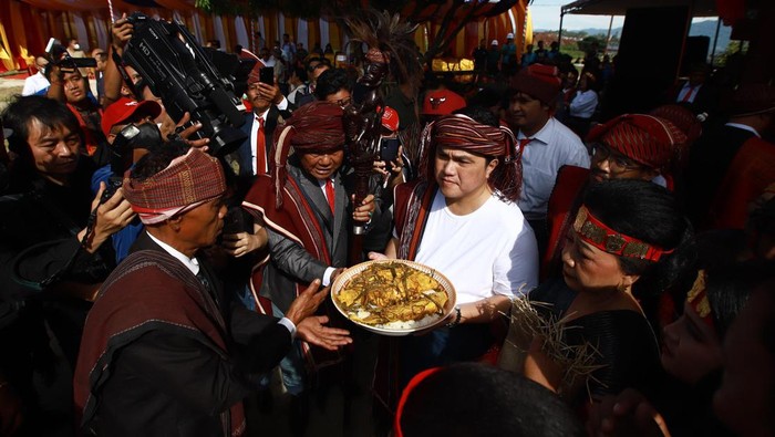 Erick Thohir Sah Jadi Orang Batak JAKARTA,26/11-ERIK TOHIR SAH JADI ORANG BATAK. Menteri BUMN Erick Tohir saat mengikuti prosesesi Mangai Marga di acara Tao Toba Heritage Fest, Lopo Inn, Tomok, Kabupaten Samosir, Sumatera Utara, Sabtu (26/11/2022). Dalam prosesi adat tersebut Menteri BUMN Erick Tohir sah menjadi orang Batak dengan menyandang marga Sidabutar. Dalam kesempatan itu, Erick mengaku bangga bisa menjadi bagian dari Bangso Batak. Bangsa yang terkenal kaya akan budaya, penuh sejarah dengan masyarakat kekeluargaan yang kerja keras. Rangkaian acara diawali dengan kebaktian lalu mangalahat horbo dipadu iringan tor tor. prosesi dihadiri keluarga Sidabutar di Tomok.