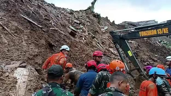 Evakuasi korban longsor Cianjur