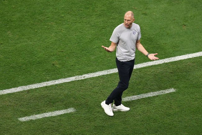 Sneakers Supreme x Nike yang dipakai Gregg Berhalter dirilis perdana pada 3 November 2022. Koleksi eksklusif tersebut dijual seharga US$ 215 atau sekitar Rp 3,4 juta. Foto: FIFA via Getty Images/Adam Pretty - FIFA