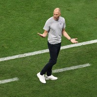 Sneakers Supreme x Nike yang dipakai Gregg Berhalter dirilis perdana pada 3 November 2022. Koleksi eksklusif tersebut dijual seharga US$ 215 atau sekitar Rp 3,4 juta. Foto: FIFA via Getty Images/Adam Pretty - FIFA