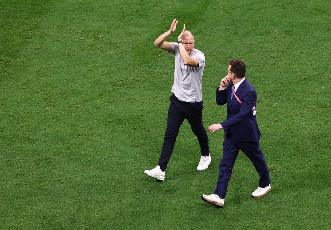 Seperti dikutip dari Fan Nation, sepatu yang dipakai Gregg Berhalter saat berdiri di pinggir lapangan selama pertandingan AS vs Inggris di Piala Dunia Qatar 2022 , Jumat (25/11/2022) menarik atensi. Gregg tampil casual dengan t-shirt dan sneakers putih saat memantau pertandingan AS vs Inggris. Foto: FIFA via Getty Images/Adam Pretty - FIFA