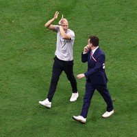 Seperti dikutip dari Fan Nation, sepatu yang dipakai Gregg Berhalter saat berdiri di pinggir lapangan selama pertandingan AS vs Inggris di Piala Dunia Qatar 2022 , Jumat (25/11/2022) menarik atensi. Gregg tampil casual dengan t-shirt dan sneakers putih saat memantau pertandingan AS vs Inggris. Foto: FIFA via Getty Images/Adam Pretty - FIFA