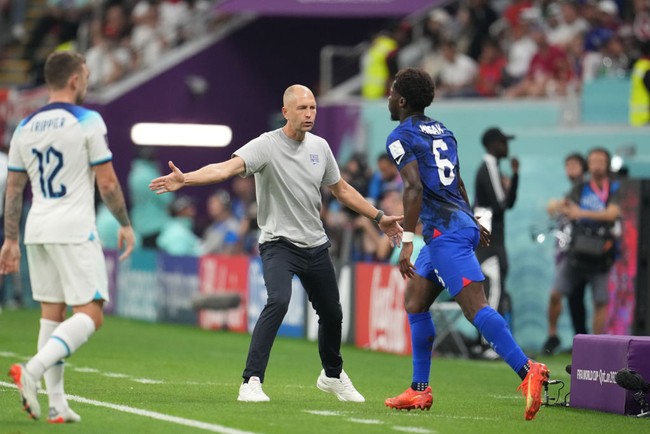 Tim nasional Amerika Serikat baru saja menyelesaikan laga perdana di Piala Dunia Qatar 2022. Melawan Inggris, pertandingan berakhir imbang dengan skor 1 - 1. Selain momen pertandingan yang juga mencuri atensi adalah penampilan pelatih AS, Gregg Berhalter. Foto: FIFA via Getty Images/Adam Pretty - FIFA