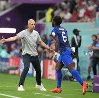 Tim nasional Amerika Serikat baru saja menyelesaikan laga perdana di Piala Dunia Qatar 2022. Melawan Inggris, pertandingan berakhir imbang dengan skor 1 - 1. Selain momen pertandingan yang juga mencuri atensi adalah penampilan pelatih AS, Gregg Berhalter. Foto: FIFA via Getty Images/Adam Pretty - FIFA
